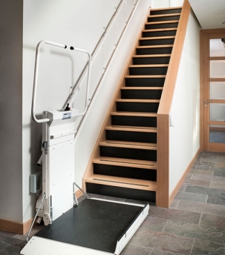 plataforma elevadtória para interiores com escadas retas